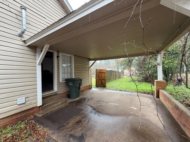 Building Photo - 2021 Center Rd