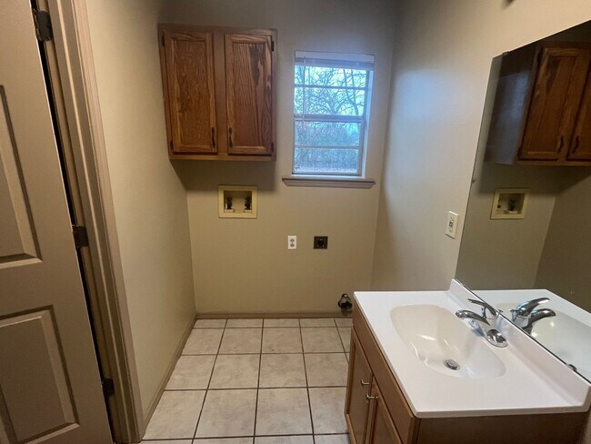 Building Photo - 702-708 E 11th ST