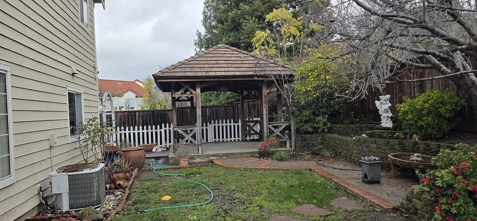 Building Photo - 2345 Pinard St