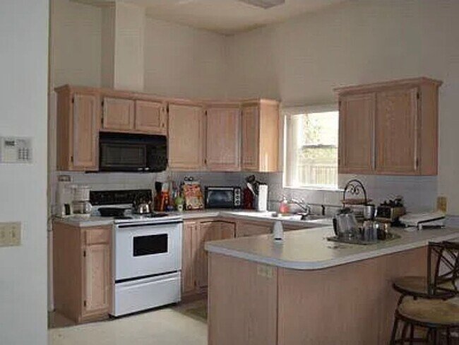 Building Photo - R0115