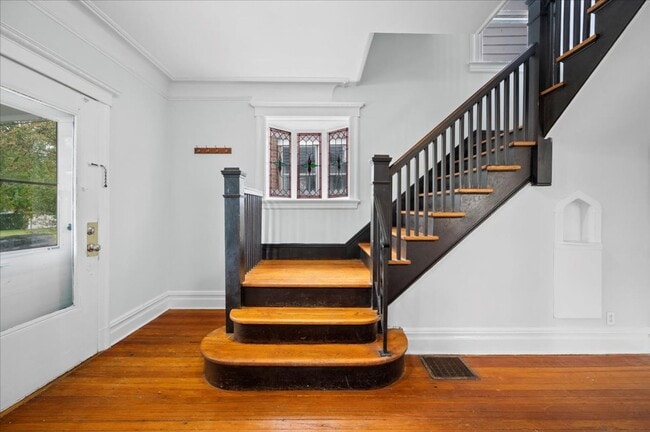 Building Photo - 4 Bed 1 Bath Large Home