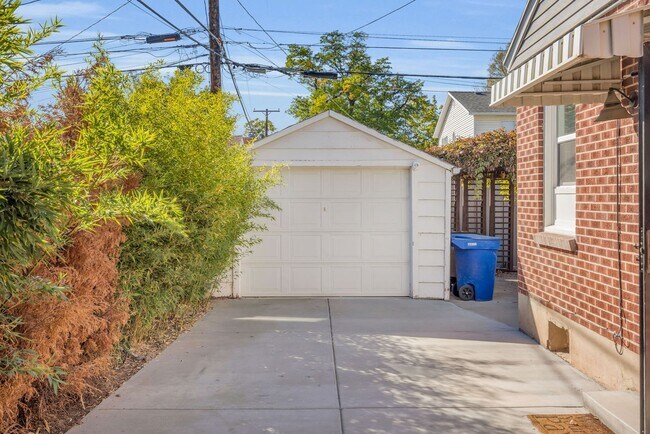 Building Photo - Stunning Single Family Home In Excellent L...