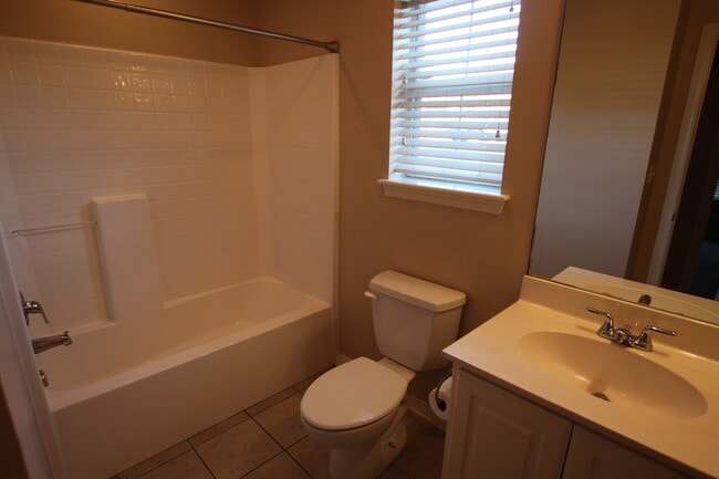Building Photo - Stunning 3 Bedroom in Vineyard Estates Com...
