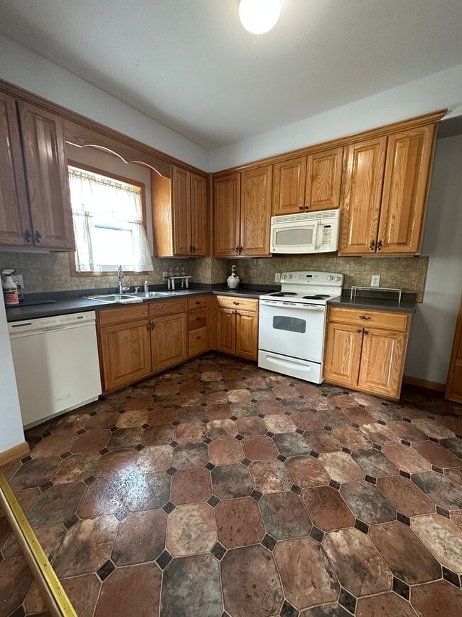 Building Photo - Beautiful 5 Bedroom 2.5 Bath Single Family...