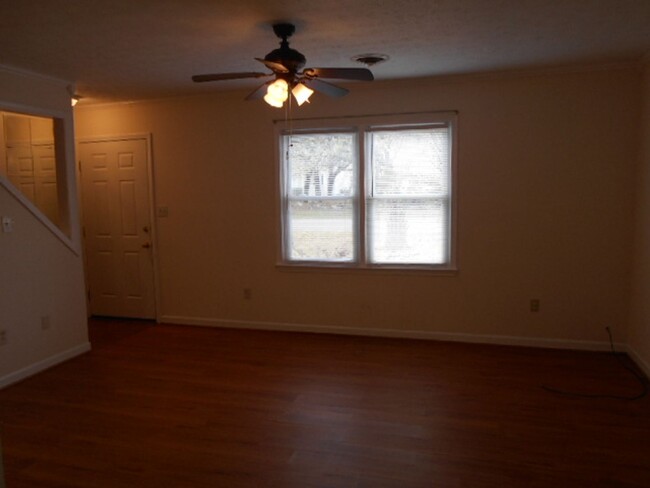 Building Photo - 2 bedroom townhome located one mile to the...