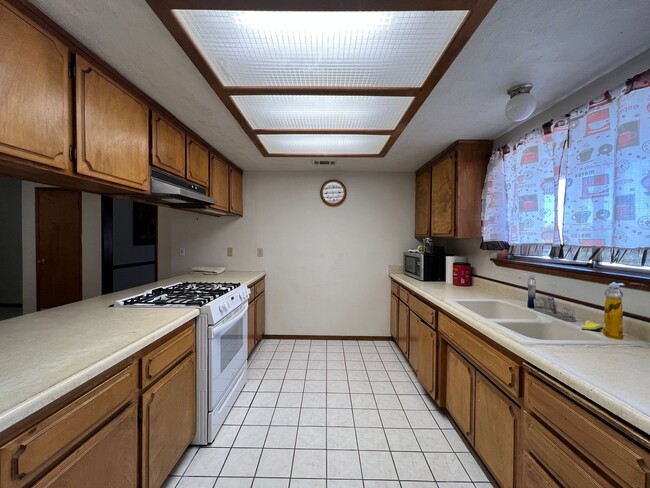 Building Photo - 3 Bedroom 2 Bathroom House with RV Parking...