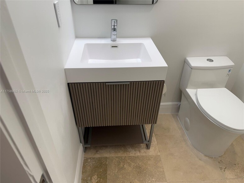 Building Photo - 540 Brickell Key Dr