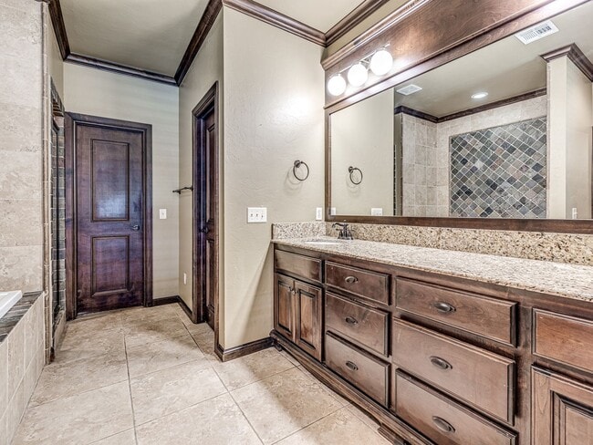 Building Photo - Luxury Edmond Townhome Overlooking Waterfa...