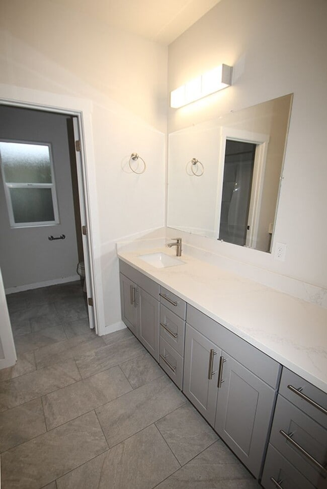 Building Photo - NEWER CONSTRUCTION 8 BEDROOM, 3 BATH HOME BY UW!