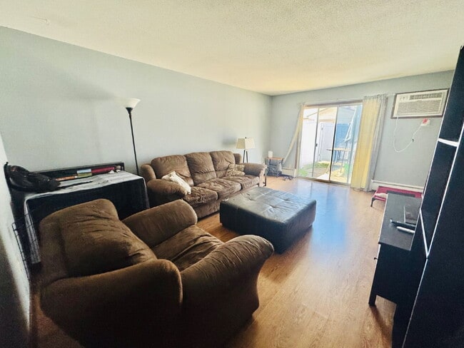 Building Photo - Charming 2-Bed Townhouse in St. Louis Park - Your Cozy Home Awaits!