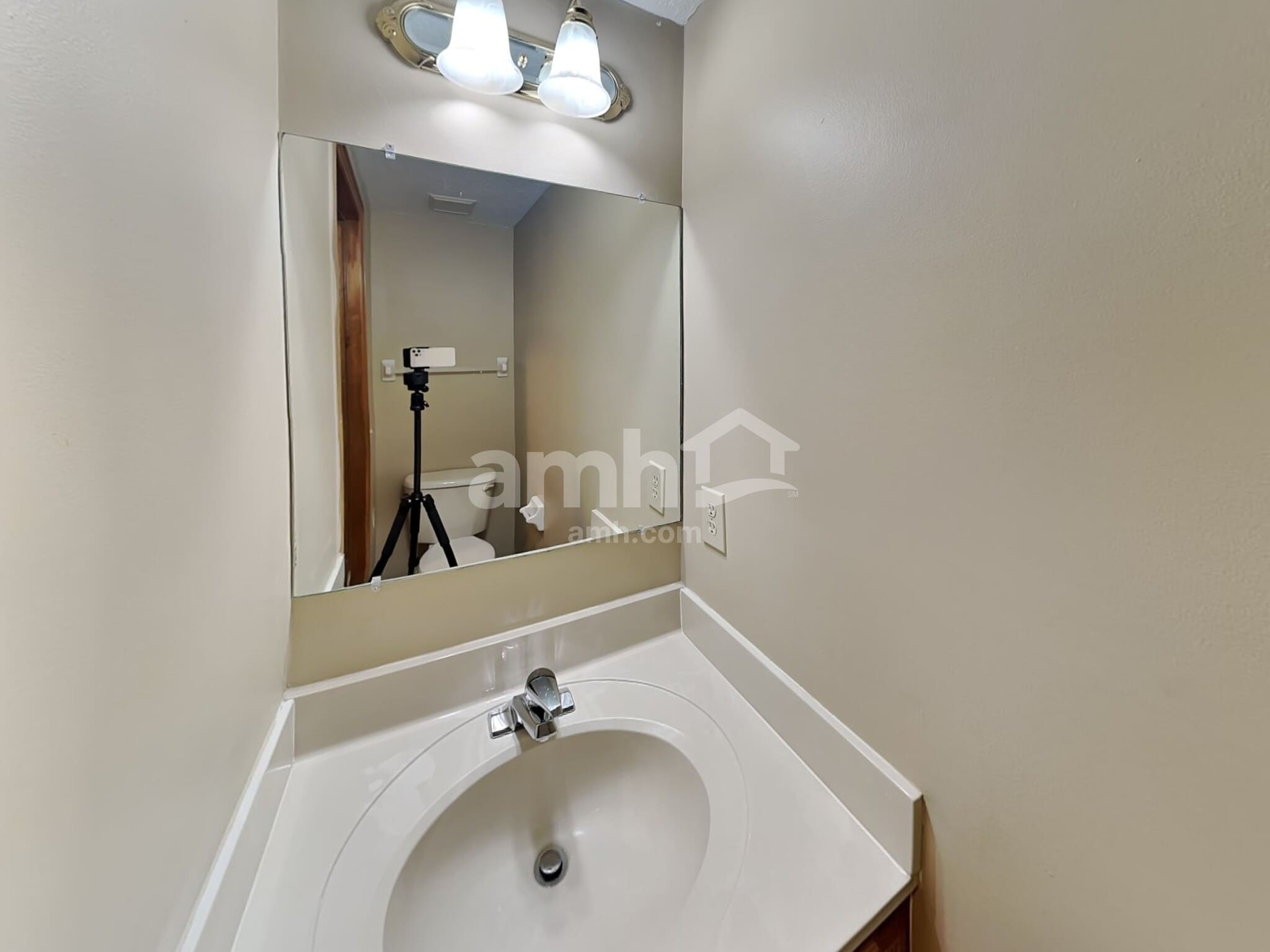 Building Photo - 5650 Winsor Woods Dr