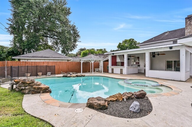 Building Photo - 9322 Petersham Dr