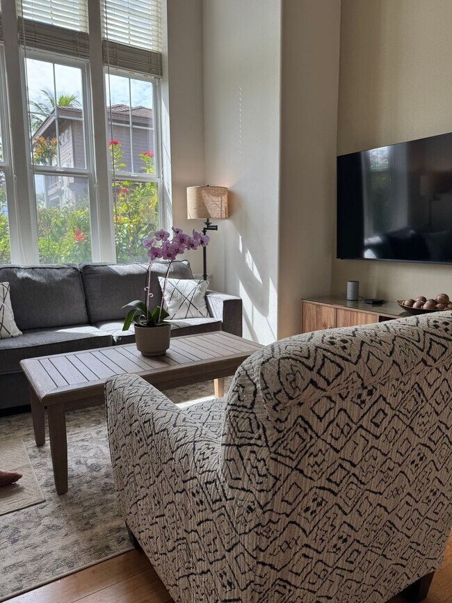 Building Photo - Luxurious Fully Furnished Long-Term Townhome Rental