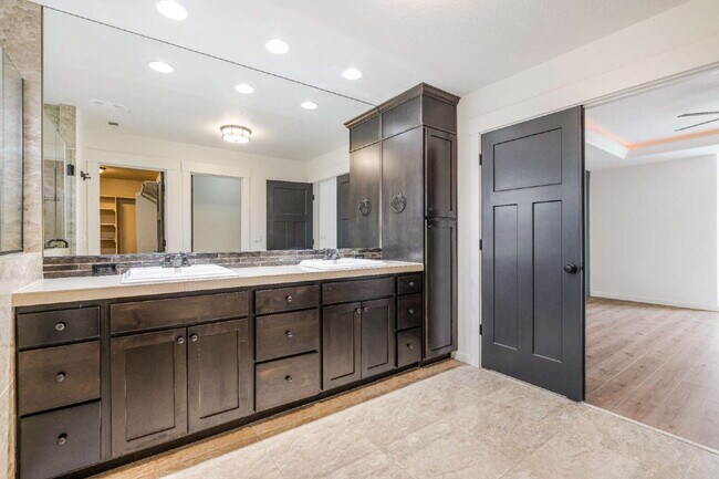 Building Photo - Beautifully Designed Home With Exceptional Space & Modern Comfort