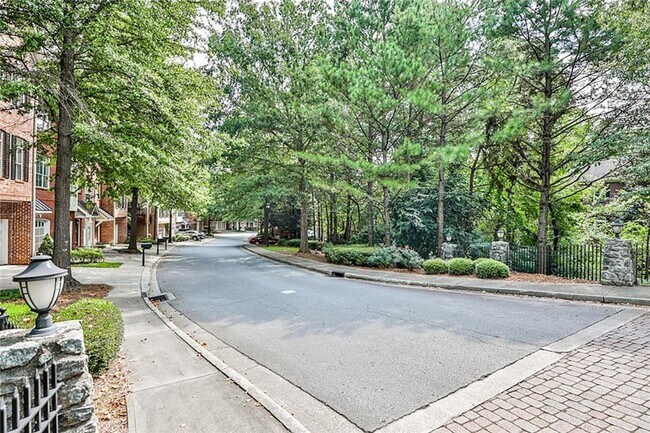 Building Photo - 5480 Glenridge View NE