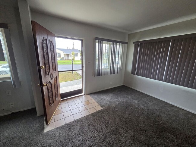 Building Photo - Hawthorne Wiseburn area 3 bdrm 3 ba. home ...