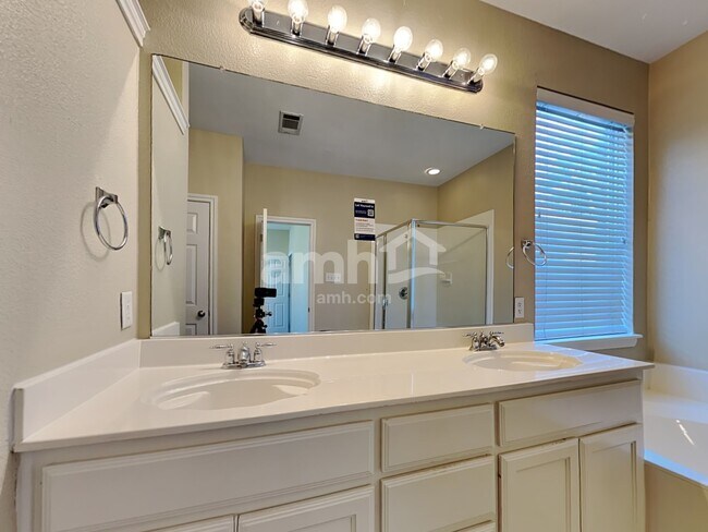 Building Photo - 2673 Silver Hill Dr