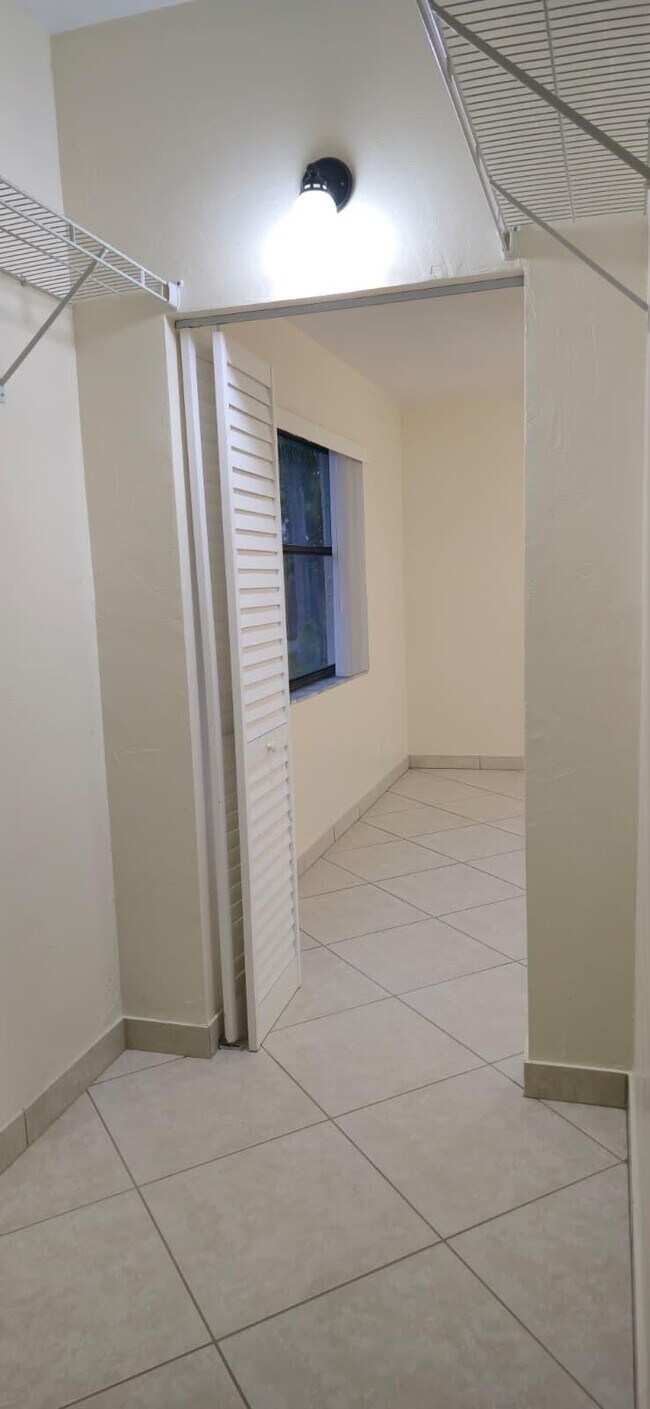 Building Photo - 105 S Riverside Dr