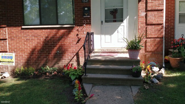 Building Photo - 1028 Bridge St