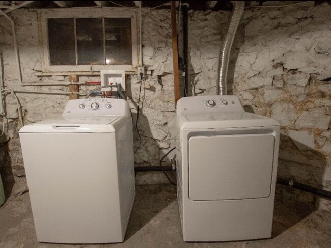 Building Photo - 1316 W Dean Ave