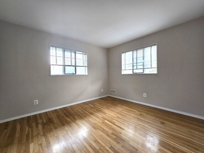 Building Photo - Updated 3BR, 2BA with Screened in Porch in Close in Rockville/Kensington!!