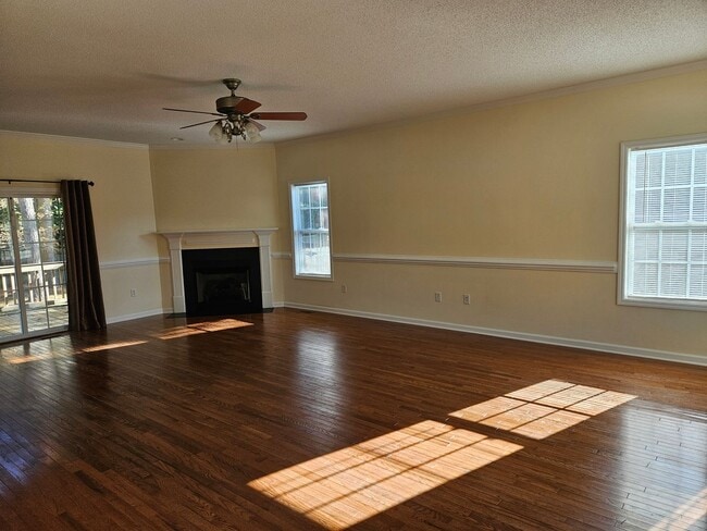 Building Photo - Beautiful 4 bedroom, 2.5 bath home in the ...