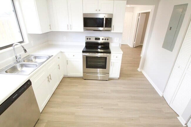 Building Photo - 9218 Roan Ln