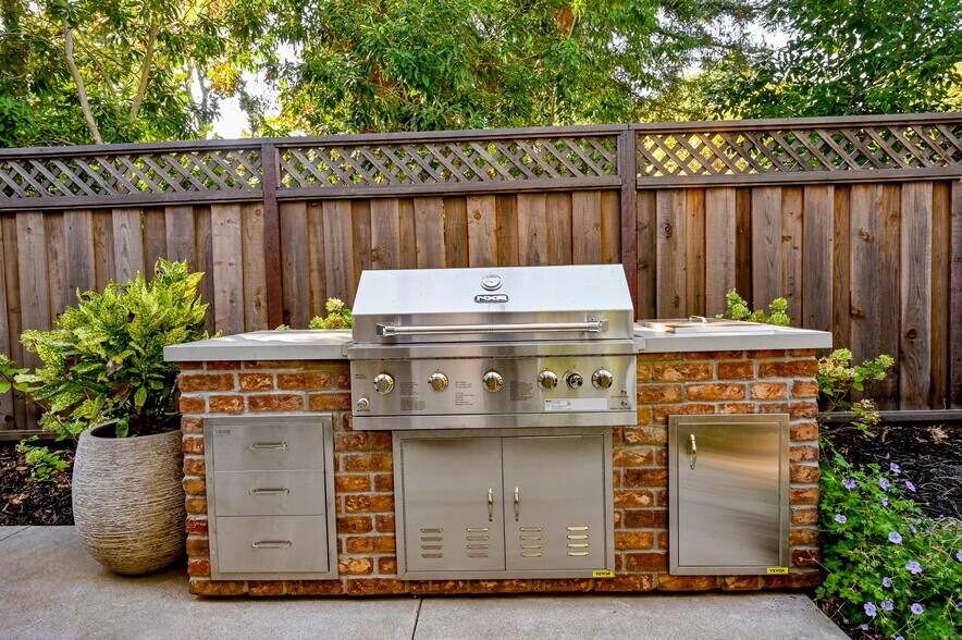 Barbeque - 1533 Manning Ln