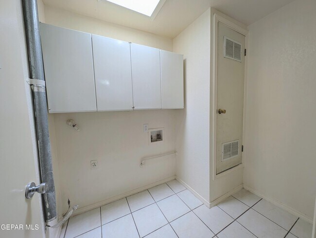 Building Photo - 8921 Mt Olympus Dr