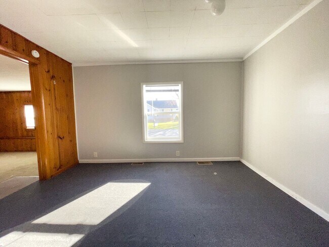 Building Photo - 1900 E 22nd St