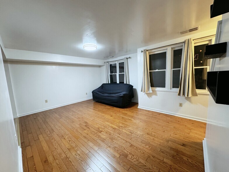 Building Photo - 304 N 8th St