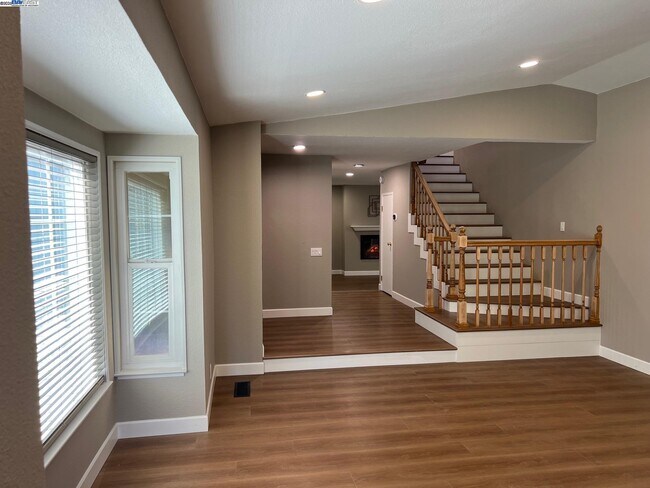 Building Photo - 4919 Mohr Ave