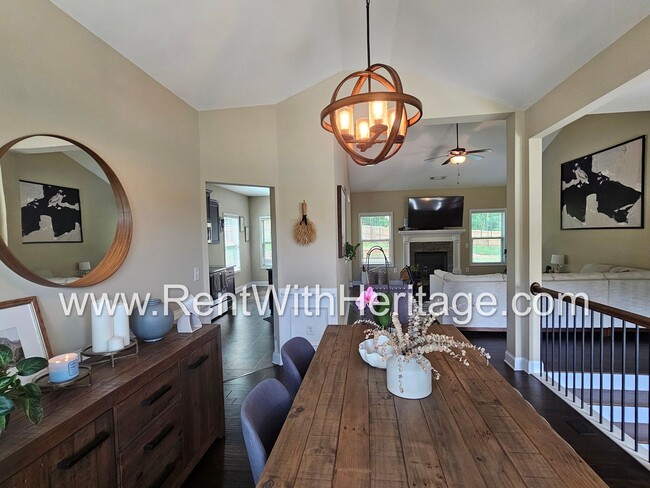 Building Photo - Gorgeous 3 bd / 2 bath / Attention to Deta...