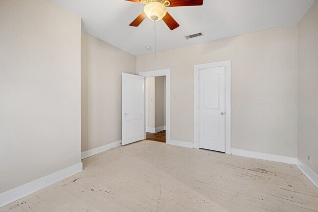 Building Photo - 4 Bedroom, 3 Bath in North Campus / Hyde Park