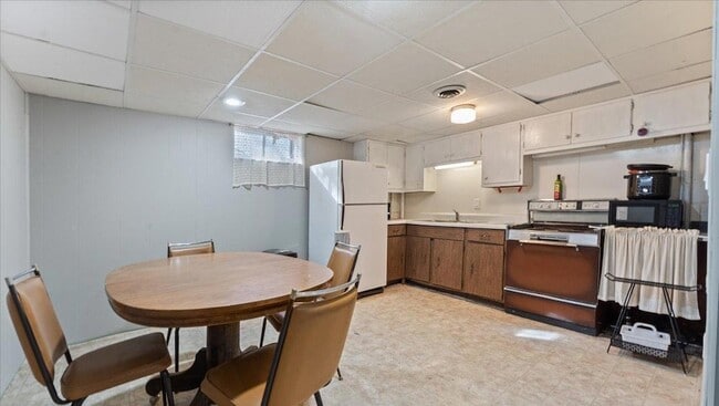 Building Photo - 828 15th St SW