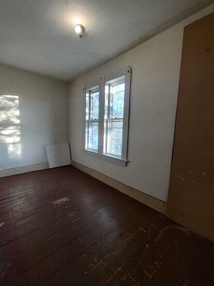 Building Photo - 6 Closson Ct