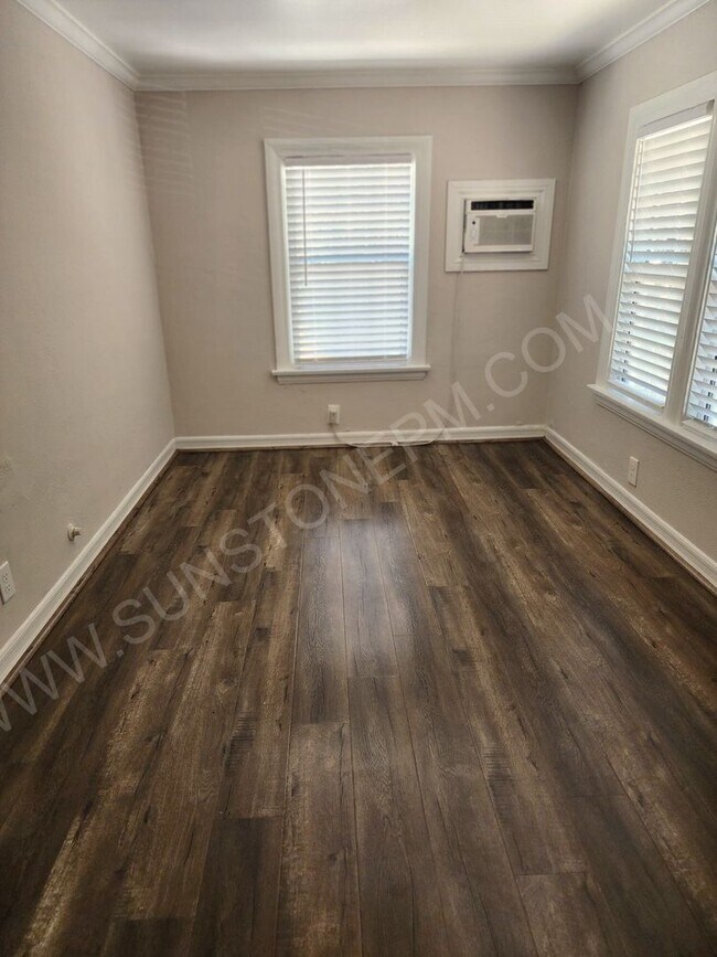 Building Photo - 2 bedroom, 1 bathroom