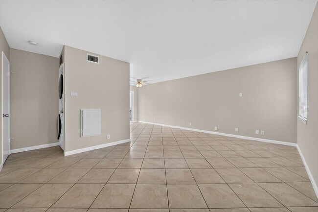 Building Photo - Minutes to the Beach! Updated 2 Bedroom Condo with Parking Included