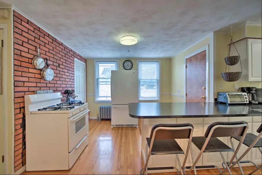 Building Photo - 36 Pembroke Ave