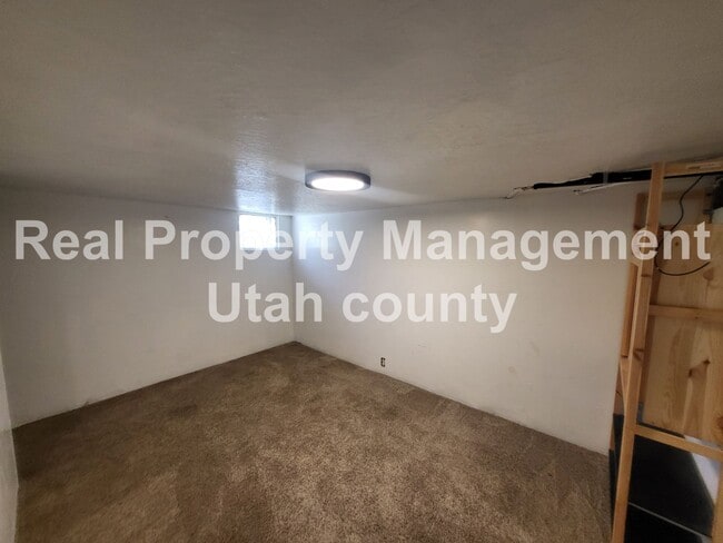 Building Photo - Pet Friendly Home in Provo