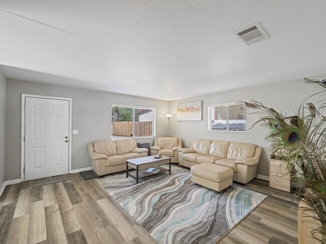 Building Photo - 1237 Lenrey Ave