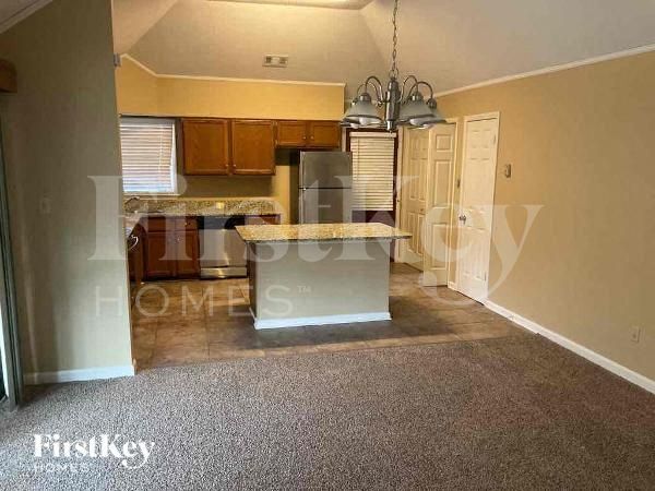 Building Photo - 935 Rutland Dr