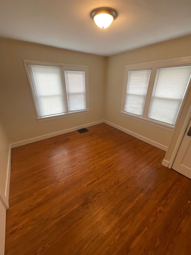 Building Photo - ***AVAILABLE AUGUST 2027*** 5 Bed 2 Bath house. Close to business school. Excellent Location!