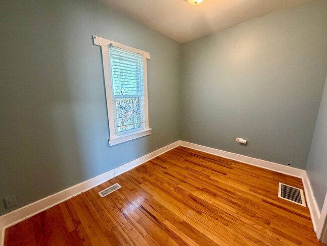 Building Photo - Centrally located 2 bedroom 1 bath house