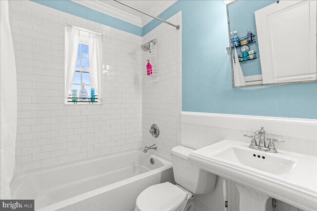 Building Photo - 820 N Washington St