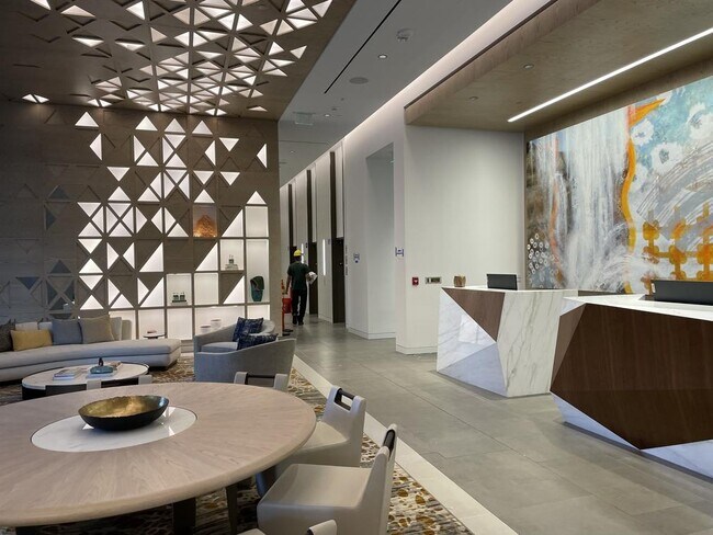 Building Photo - 987 Queen St