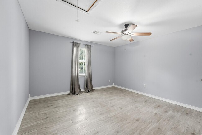 Building Photo - 15621 Northland Dr