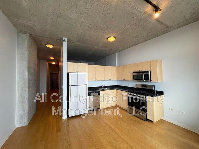 Building Photo - 235 W Van Buren St