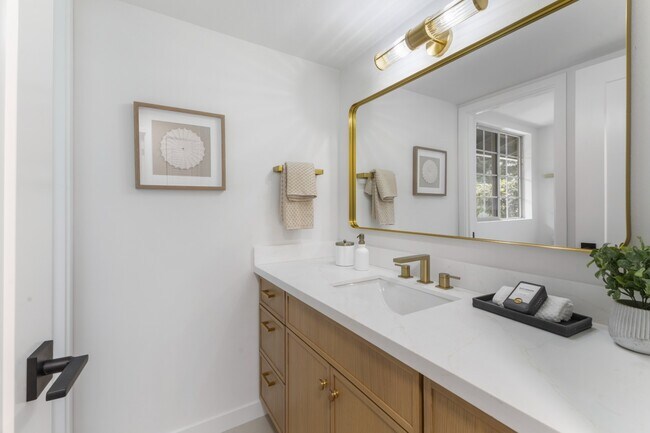 Building Photo - Fully Remodeled 4BR Rambler in Private Fed...