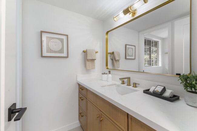 Building Photo - Fully Remodeled 4BR Rambler in Private Federal Way Community